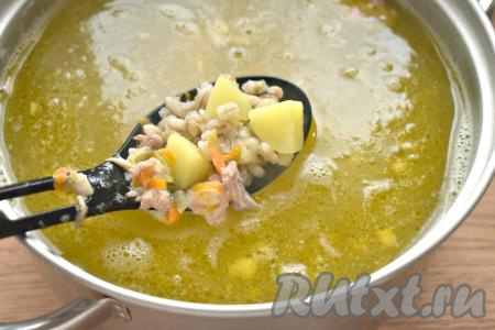 Сразу же добавляем овощи с тушёнкой со сковороды, перемешиваем рассольник, даём закипеть и варим 10 минут на небольшом огне.