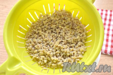 Перловку для рассольника я предпочитаю отваривать отдельно. Предварительно я выкладываю перловую крупу в глубокую ёмкость, полностью заливаю холодной водой и оставляю на 3-4 часа, а по истечении времени тщательно промываю холодной водой. Затем выкладываю подготовленную перловку в небольшую кастрюльку с водой (воды должно быть в 2-3 раза больше, чем крупы), ставлю на огонь и отвариваю в течение 30-35 минут (практически до готовности) на небольшом огне. Варёную перловку промываю под холодной водой, откинув на дуршлаг.