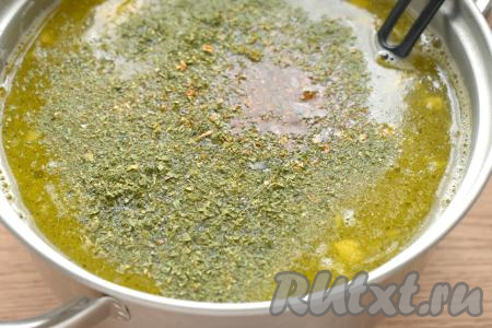 В конце приготовления пробуем рассольник с тушёнкой и перловкой на вкус, добавляем специи (у меня - универсальная приправа) и сушёную зелень, досаливаем по вкусу, учитывая солёность огурцов, перемешиваем, доводим до кипения. Провариваем на умеренном огне 2-3 минуты и убираем с огня. Даём супу настояться под крышкой 10 минут.