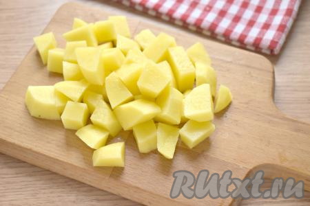 После того как перловка будет готова, можно приступать к варке рассольника. В кастрюлю наливаем 1,5-2 литра холодной воды, ставим на огонь. Очищаем морковку, картошку и лук. В кастрюлю с закипевшей водой выкладываем картошины, нарезанные на средние кубики, ещё раз даём воде закипеть, уменьшаем огонь до минимума и варим картофель 15 минут.