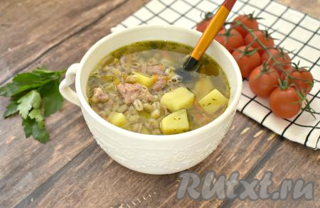 Наваристый, вкусный, ароматный рассольник, сваренный с перловкой, тушёнкой и солёными огурцами, разливаем по тарелкам и подаём сытное блюдо к столу.