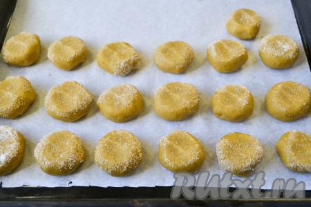 Заготовки овсяного печенья с кукурузной мукой выложите на небольшом расстоянии друг от друга на противень, застеленный пекарской бумагой. Каждый шарик немного приплюсните руками. У меня получилось 19 печений размером с грецкий орех.