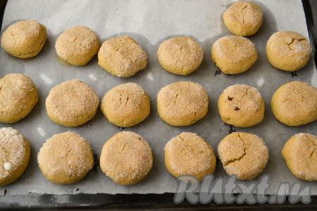 Противень поставьте в разогретую до 180 градусов духовку, выпекайте овсяно-кукурузное печенье 18-20 минут (до лёгкого золотистого цвета). Не передержите его в духовке!