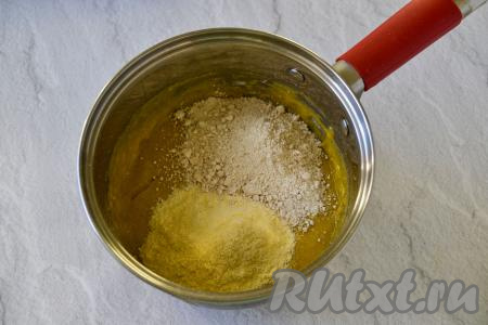 Затем понемногу подсыпайте оба вида муки и перемешивайте тесто.