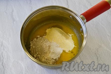 Венчиком перемешайте яйца с масляной смесью. Всыпьте 50 грамм овсяной, 50 грамм кукурузной муки, соль и разрыхлитель. Если у вас нет овсяной муки, тогда просто возьмите овсяные хлопья быстрого приготовления и измельчите их с помощью кофемолки (или пробейте погружным блендером) до получения мелкой крошки.
