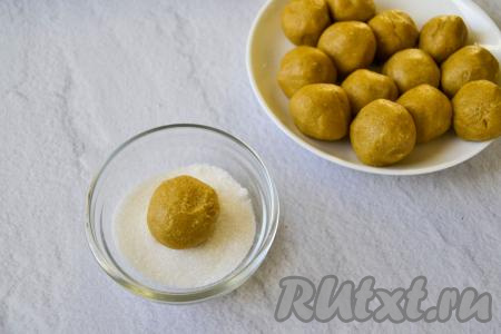 Затем каждый шарик обваляйте со всех сторон в сахаре.