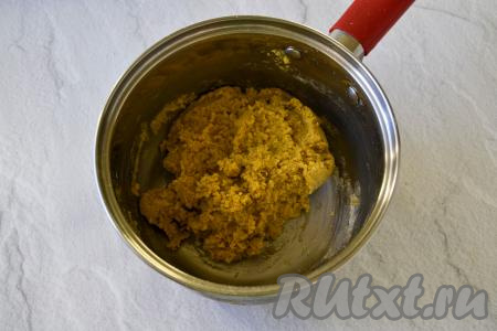 В результате должна получиться густая масса, из которой можно сформовать шарики. Как только добились такой консистенции, больше муку не добавляйте.