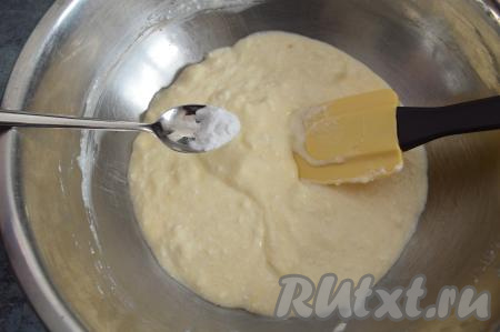 Перемешать творожно-яичную массу до однородности. Всыпать 1/3 чайной ложки соды (или 1 чайную ложку разрыхлителя) и ещё раз перемешать творожно-яичную массу.