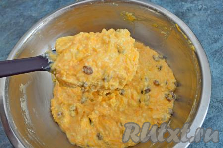 Затем в тесто начать добавлять по столовой ложке муки, каждый раз полностью вмешивая её в творожно-тыквенное тесто. Добавляя в тесто муку, учитывайте, что творожно-тыквенное тесто для запеканки должно получиться в меру густым и медленно стекать с лопатки, как на фото. Мне всего потребовалось 50 грамм муки.