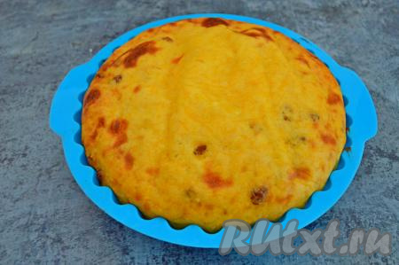 Поставить форму с тестом в разогретую духовку. Выпекать творожную запеканку с тыквой и изюмом минут 45-50 при температуре 180 градусов. Готовая запеканка хорошо подрумянится и увеличится в объёме. Готовность можно проверить, проколов выпечку сухой деревянной лучиной (если запеканка уже готова, значит лучина после прокалывания выпечки останется чистой и сухой).