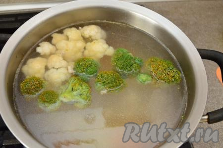 Сразу же выложить соцветия брокколи и цветной капусты, посолить, дать закипеть, уменьшить огонь и варить куриный суп минут 7-10. Затем убрать с огня и дать настояться под крышкой в течение минут 10.