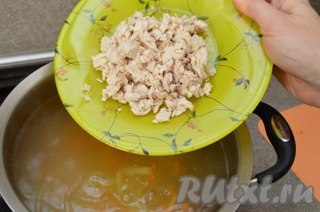 После того как картошка с морковкой проварятся в курином бульоне 10 минут, добавить к ним куриное мясо.