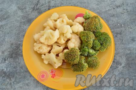 Цветную капусту и брокколи вымыть, разобрать на соцветия. Кстати, для этого супа прекрасно подойдут и замороженные цветная капуста и брокколи, разобранные на соцветия. Предварительно размораживать их не нужно.