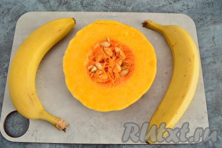 Подготовить продукты для приготовления смузи из тыквы и банана.
