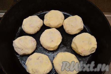 На сковороде хорошо разогреть растительное масло. Выложить на разогретую сковороду сырники с курагой и обжаривать их на среднем огне по 2-3 минуты (до румяности) с каждой стороны.