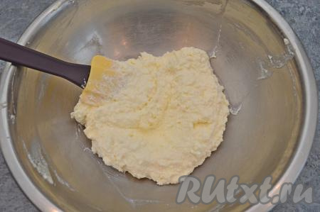 Перемешать творожно-яичную массу до однородности. Я сначала перемешиваю вилкой, а затем уже довожу до однородности лопаткой.