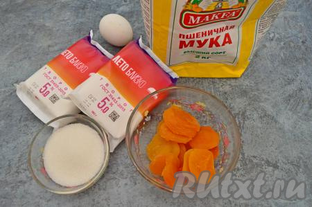 Подготовить продукты для приготовления сырников с курагой. Творог можно взять любой жирности. Но я не советую брать обезжиренный творог, обычно он очень сухой.