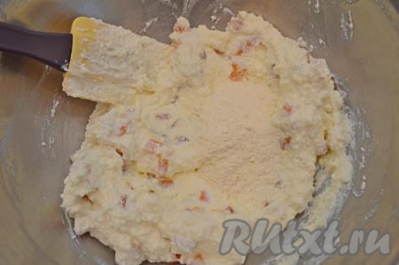 В творожную массу с курагой начать добавлять по столовой ложке муки, каждый раз полностью вмешивая её.