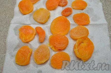 По прошествии 5 минут промыть курагу под проточной водой, дать стечь воде. Выложить курагу на бумажные салфетки, чтобы убрать с сухофруктов влагу.