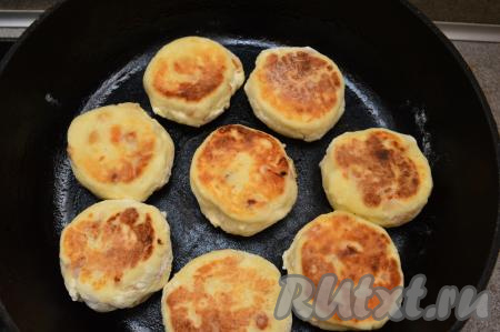 Обжаренные с двух сторон сырники я обычно переворачиваю ещё раз, накрываю крышкой, выключаю огонь и даю немного (буквально в течение 5 минут) пропариться под крышкой.