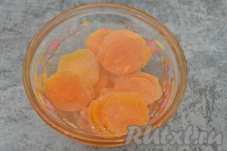 Первым делом следует замочить в кипятке курагу и оставить на 5 минут.