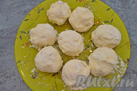 Аналогично сформировать и обвалять в муке все 8 заготовок сырников, не забывая перед формированием очередного сырника смачивать руки водой.