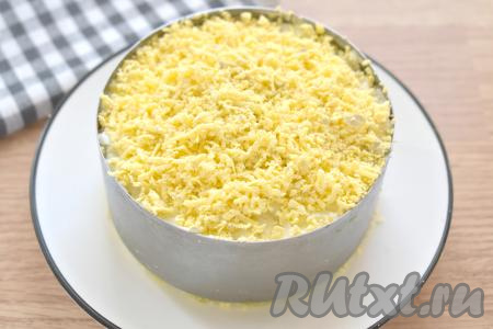 По традиции завершающим слоем выкладываем натёртые на мелкой тёрке желтки.
