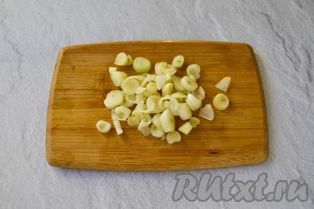 Очистите и нарежьте лук. Для ухи чем больше лука, тем вкуснее.