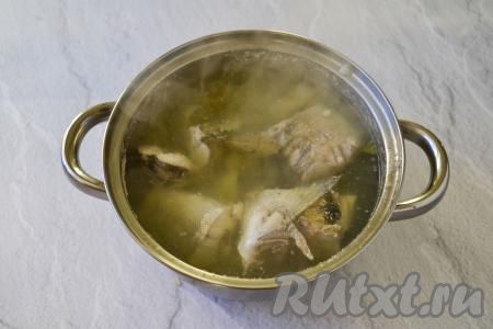 Доведите бульон до кипения, уменьшите огонь до минимума и варите уху из судака до готовности картофеля (примерно 15-20 минут). За 2-3 минуты до окончания варки добавьте в кастрюлю лавровый лист. Готовый суп снимите с огня и дайте настояться под крышкой в течение 10-15 минут.