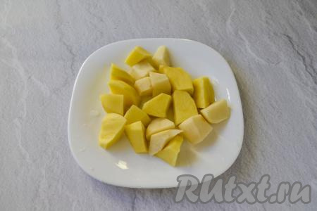 Пока вода закипает, очистите картофель и нарежьте на некрупные кусочки.