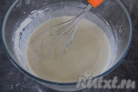 Тесто для блинов, замешанное на молоке и кефире, получается достаточно жидким и однородным. Влить в тесто растительное масло и ещё раз перемешать.