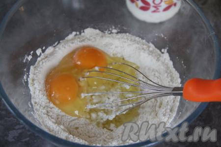 Затем добавить сырые яйца и перемешать смесь венчиком до однородности.