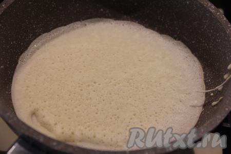 Сковородку хорошо разогреть. Я взяла для выпечки блинов сковороду диаметром 18 сантиметров. Смазывать сковородку маслом я не стала даже перед жаркой первого блина, но нужно ориентироваться на качество покрытия вашей сковороды. При желании, можете немного смазать сковороду маслом. Влить тесто в разогретую сковороду, равномерно распределить. Жарить блинчик на среднем огне. Как только поверхность блинчика покроется аппетитными дырочками, а снизу подрумянится, переверните блин.