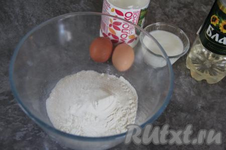 В объёмную миску всыпать муку, сахар, соль и соду, перемешать сухие ингредиенты венчиком.