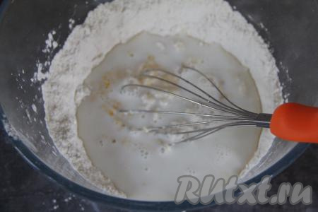 Далее небольшими частями начать вливать молоко.