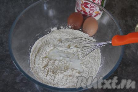 К сухим ингредиентам влить кефир, хорошо перемешать.