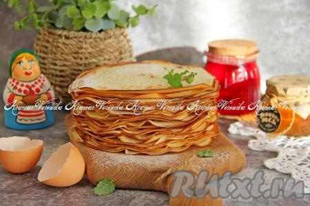 Тонкие, нежные, аппетитные блины, приготовленные на молоке и кефире с добавлением соды, подать к столу с мёдом, вареньем, сгущёнкой или сметаной.