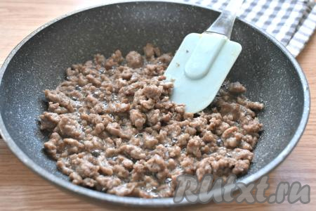 Обжариваем фарш примерно 10-12 минут на среднем огне, разбивая мясные комочки лопаткой.
