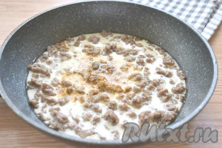 Когда фарш обжарится в течение 10-12 минут, вливаем к нему смесь из сливок и муки. Солим, добавляем молотые специи (я использовал готовую приправу для фарша), перемешиваем.