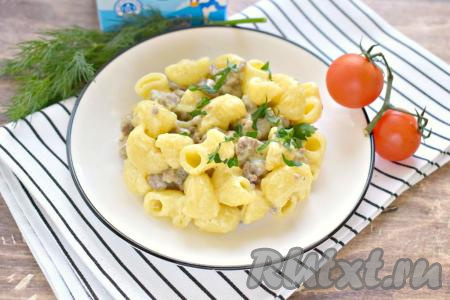 Макароны вместе с фаршем и сливками раскладываем со сковороды по тарелкам, посыпаем свежей зеленью и в горячем виде подаём к столу. Блюдо получается вкусным, сытным и аппетитным, оно отлично впишется в повседневное меню!