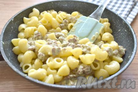 Перемешиваем, через минуту выключаем огонь.