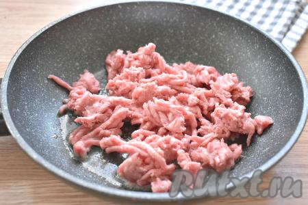 Пока варятся макароны, займёмся приготовлением фарша. Растапливаем на сковороде сливочное масло, затем выкладываем мясной фарш. 