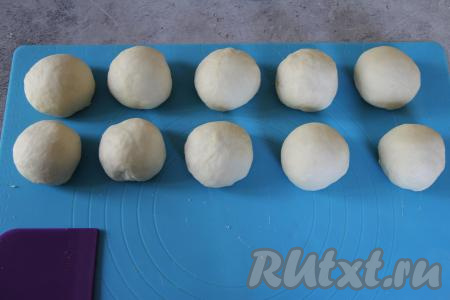 Разделить тесто на 10 равных частей, скатать из этих частей шарики.