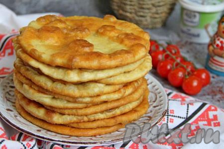 Жареные лепёшки складывать на тарелку стопочкой.