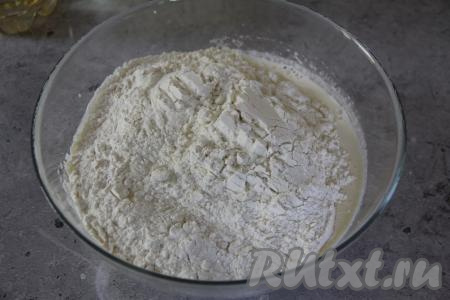 Всыпать частями муку, каждый раз хорошо вмешивая её в тесто.