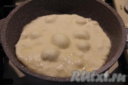 В сковороду (диаметр сковородки должен быть не менее 18 сантиметров, то есть диаметр сковороды должен быть больше диаметра лепёшки) влить растительное масло, прогреть его очень хорошо. Выложить лепёшку в сковороду, огонь уменьшить до среднего. Когда на поверхности теста надуются пузыри, перевернуть лепёшку на другую сторону.