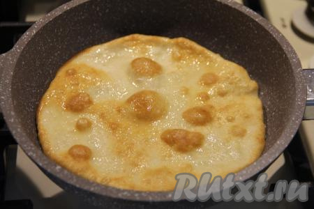 Жарить лепёшку до подрумянивания с другой стороны. А затем переложить на тарелку. Постепенно пожарить все лепёшки, смазывая сковороду маслом по мере необходимости.