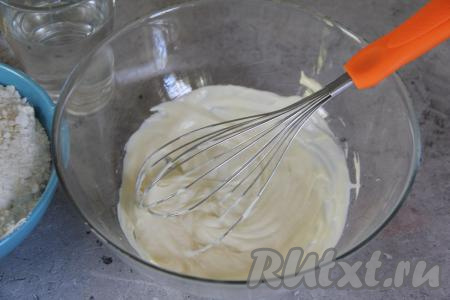 Перемешать массу венчиком, таким образом сода погасится в майонезе.