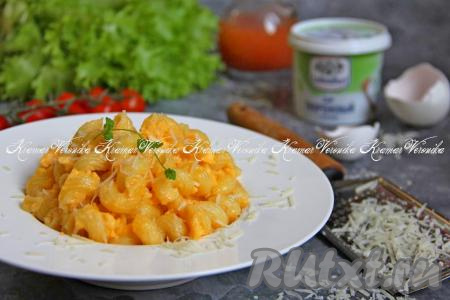 Готовые макароны с яйцом и сыром разложить со сковороды по тарелкам и подать в горячем виде к столу. Макароны в яично-сырном соусе получаются очень нежными, аппетитными и вкусными, попробуйте!