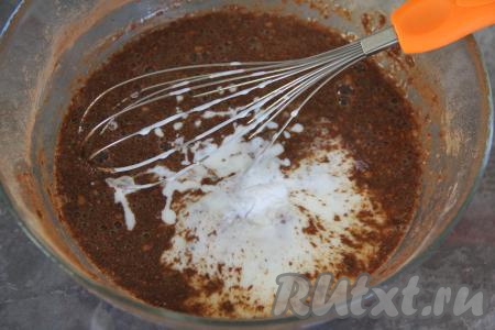 Влить в миску кефир и всыпать соду.